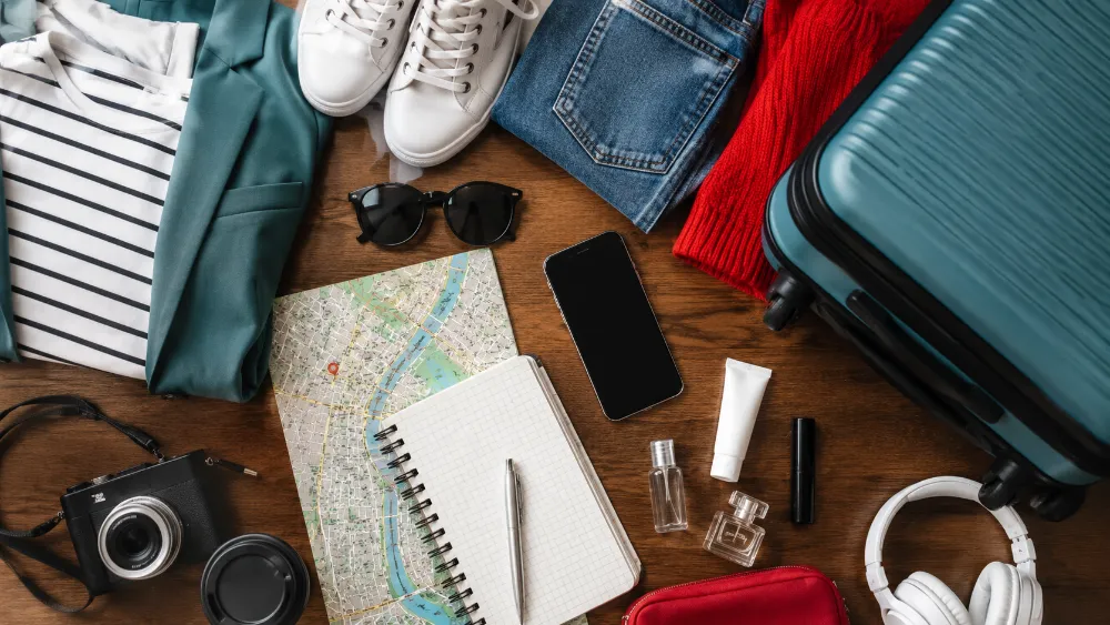 Lista rzeczy na city break z ubraniami, mapą i małą walizką